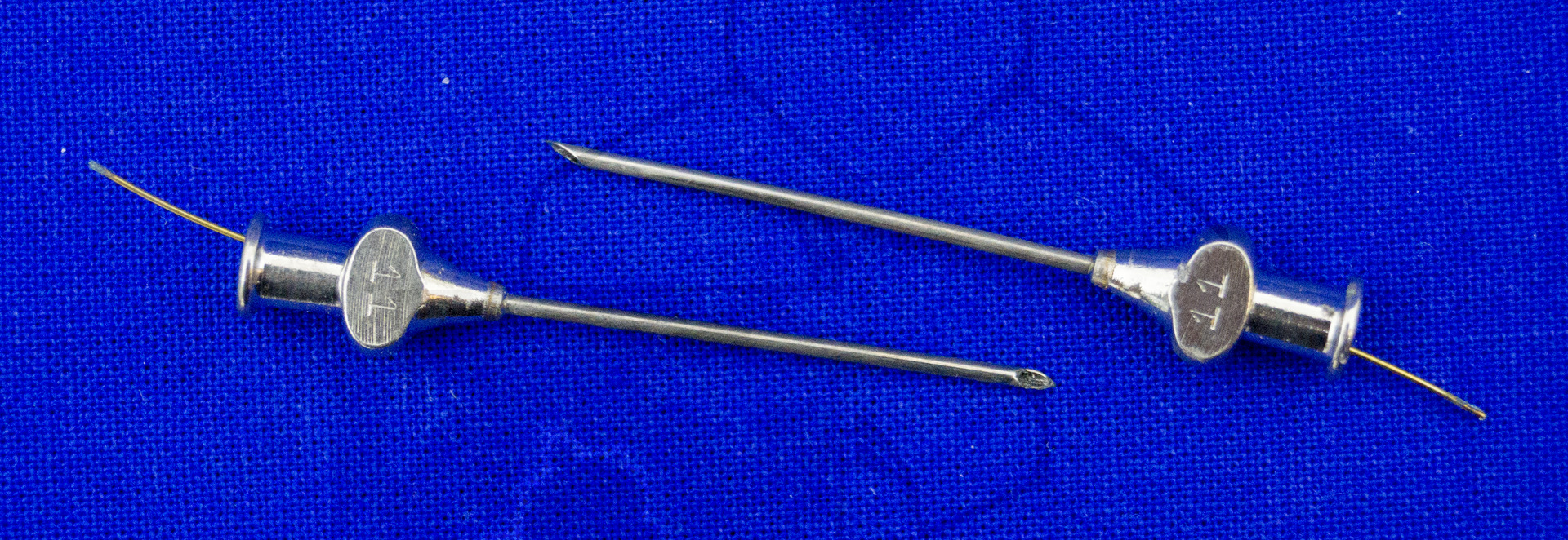 Bluttransfusion mit der Blutpumpe "Transfusex", Die beiden Kanülen mit Reinigungsdrähten